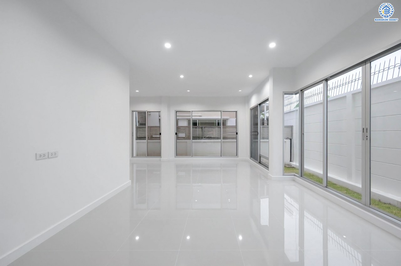 บ้านมือสองตกแต่งใหม่ โครงการ ไลฟ์ บางกอก บูเลอวาร์ด ปิ่นเกล้า-เพชรเกษม เนื้อที่กว้างกว่า 52.5 ตร.ว ฟังก์ชัน 3 ห้องนอน 3 ห้องน้ำ 2 ที่จอดรถ บนทำเลติดถนนพุทธมณฑลสาย4 ตอบโจทย์กับทุกครอบครัว ใกล้แหล่งช้อปปิ้ง "เซ็นทรัล ศาลายา" รถไฟฟ้าสายสีน้ำเงิน "สถานีหลักสอง" และจุดขึ้นทางด่วน "ศรีรัช"